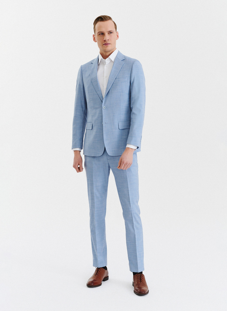 Niebieski garnitur męski o widocznej fakturze