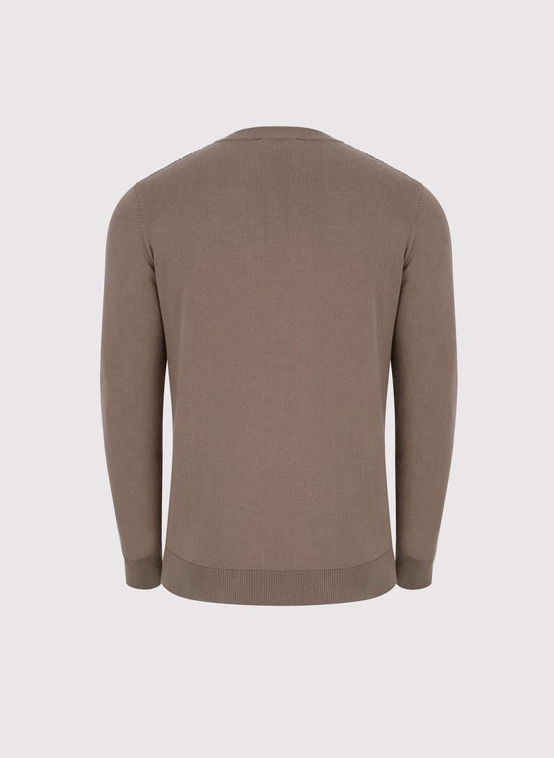 Brązowy sweter męski