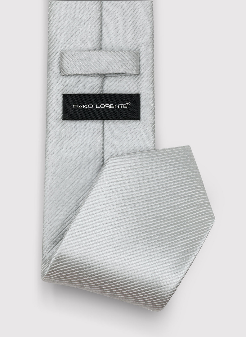 Męski krawat w kolorze srebrnym