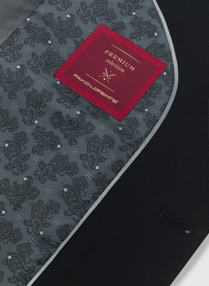 Gładki czarny garnitur z wełną