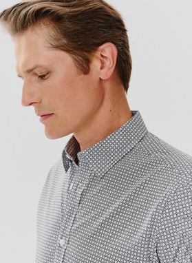 Ciemna koszula męska w geometryczny wzór