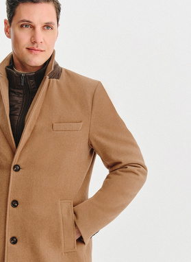 Beżowy płaszcz męski z odpinanym kołnierzem