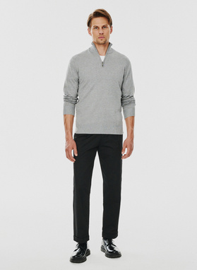 Szary sweter z wysoką stójką zapinaną na zamek