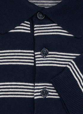 Granatowy T-shirt polo w jasne paski