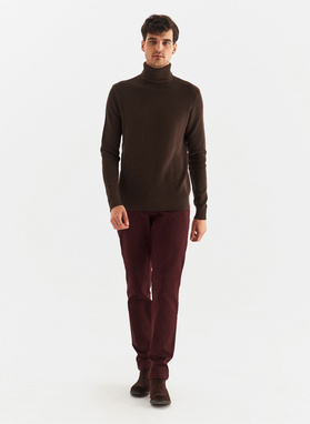 Sweter z golfem w kolorze brązowym