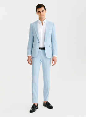 Błękitny garnitur męski