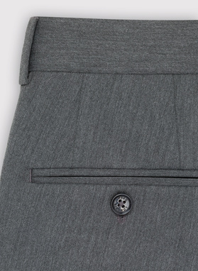 Szary garnitur męski