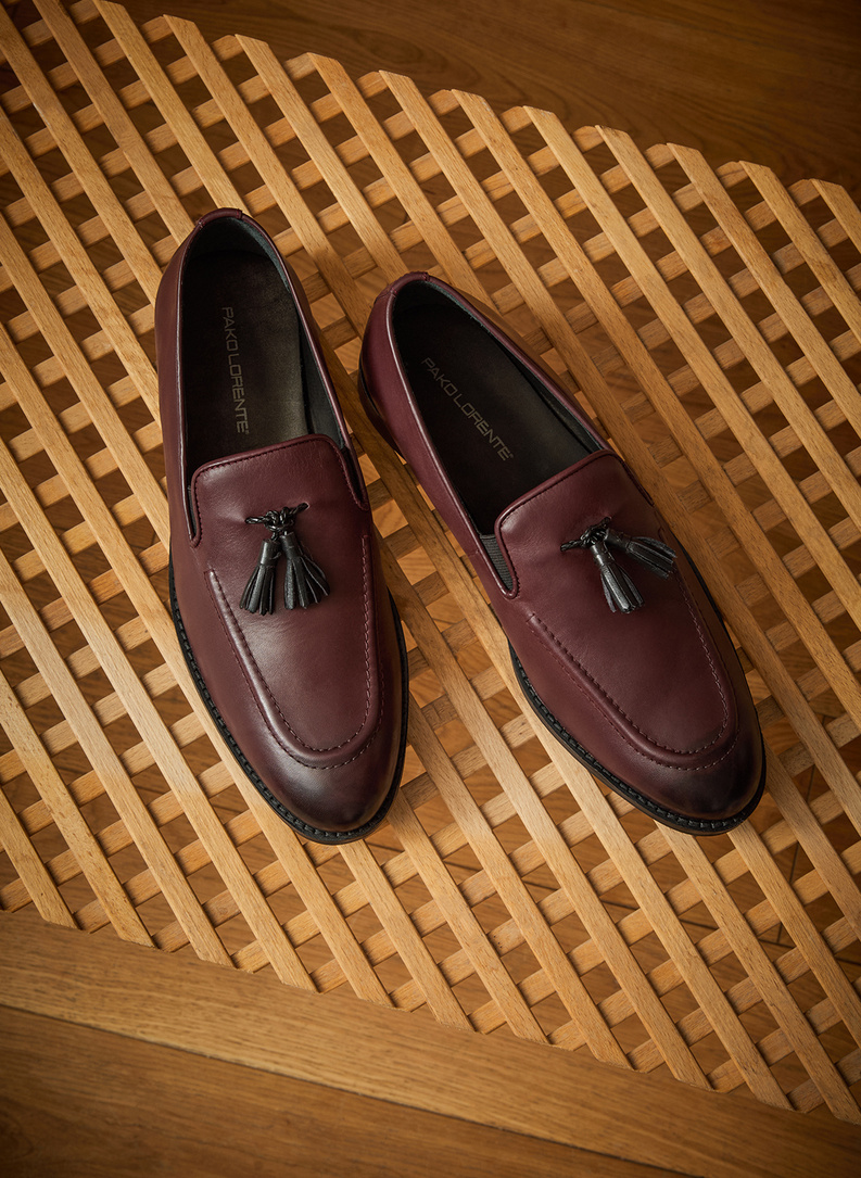 Bordowe loafersy męskie z frędzlami