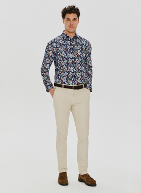 Granatowa koszula w kolorowy wzór