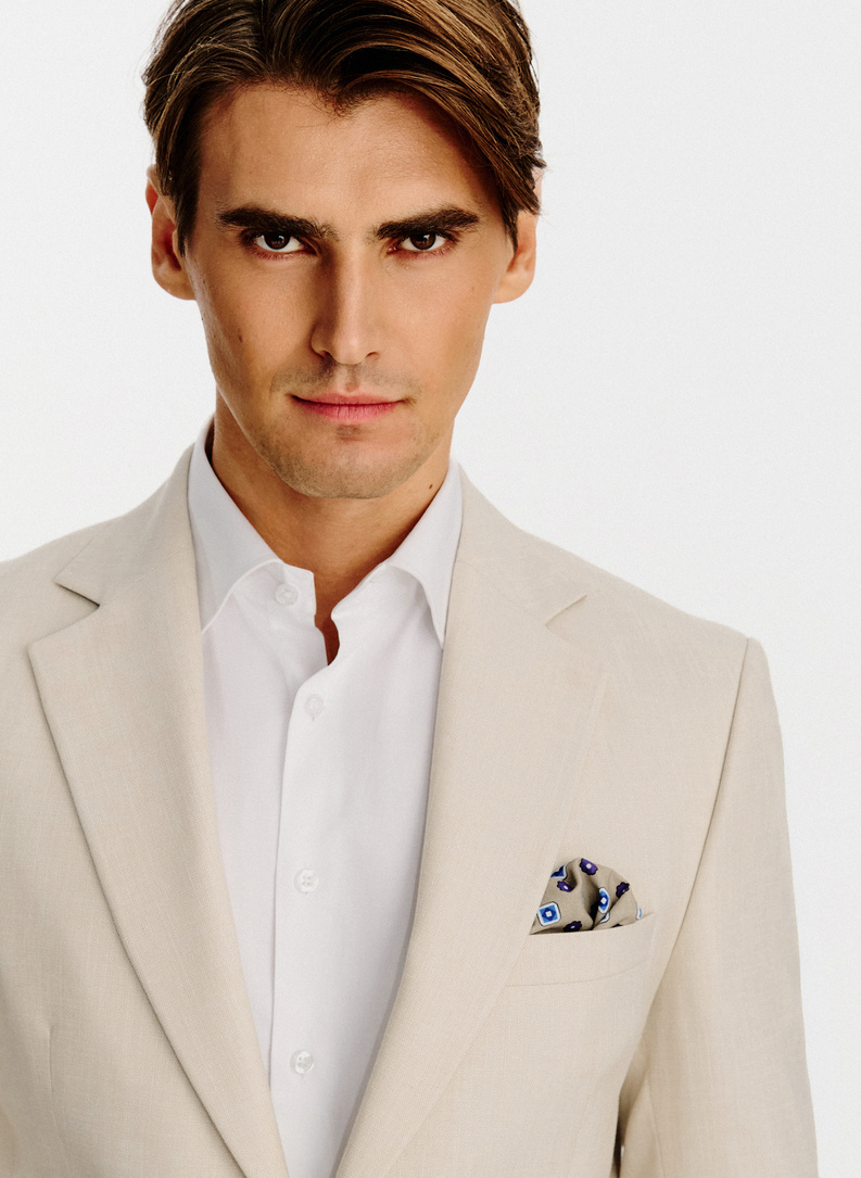 Jasnobeżowy garnitur męski z lnem