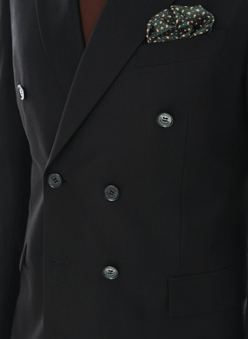 Dwurzędowa czarna marynarka garniturowa