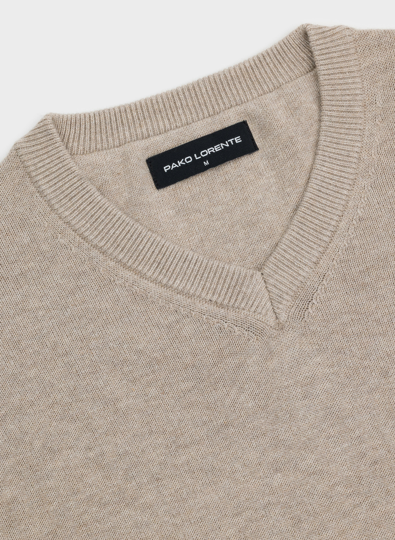 Beżowy sweter v-neck