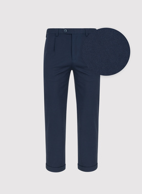 Granatowe spodnie z podwiniętą nogawką