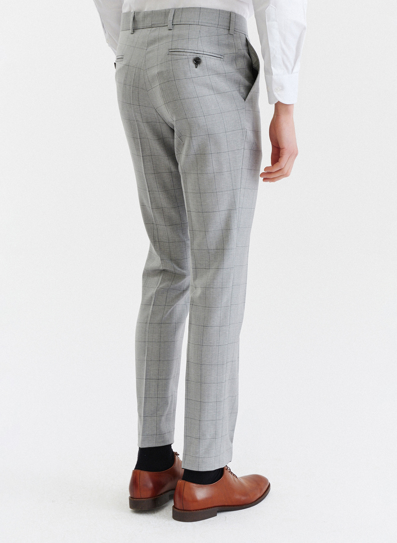 Szary wełniany garnitur męski w kratkę