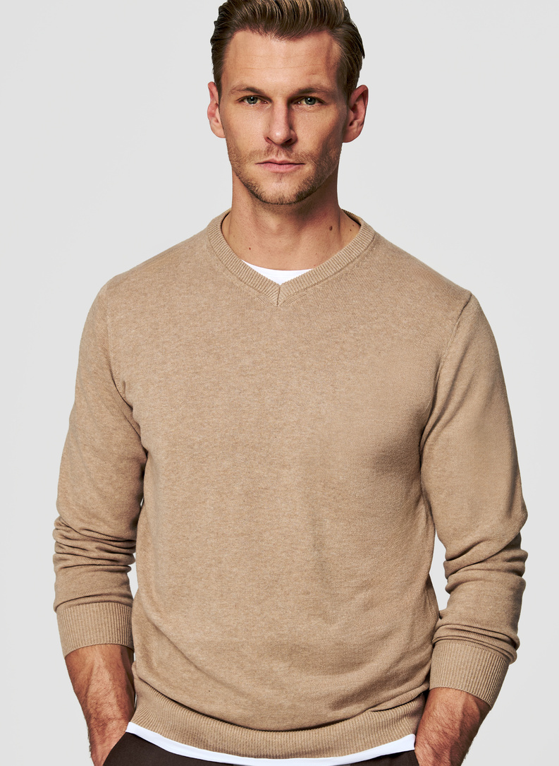 Beżowy sweter męski z dekoltem w serek 