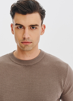 Brązowy sweter męski