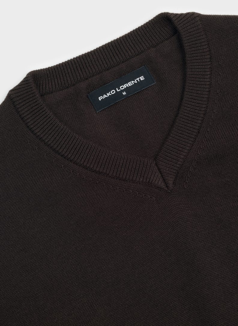 Brązowy sweter v-neck