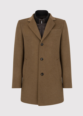 Kamelowy płaszcz męski z odpinaną stójką