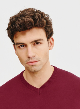 Czerwony męski sweter w serek