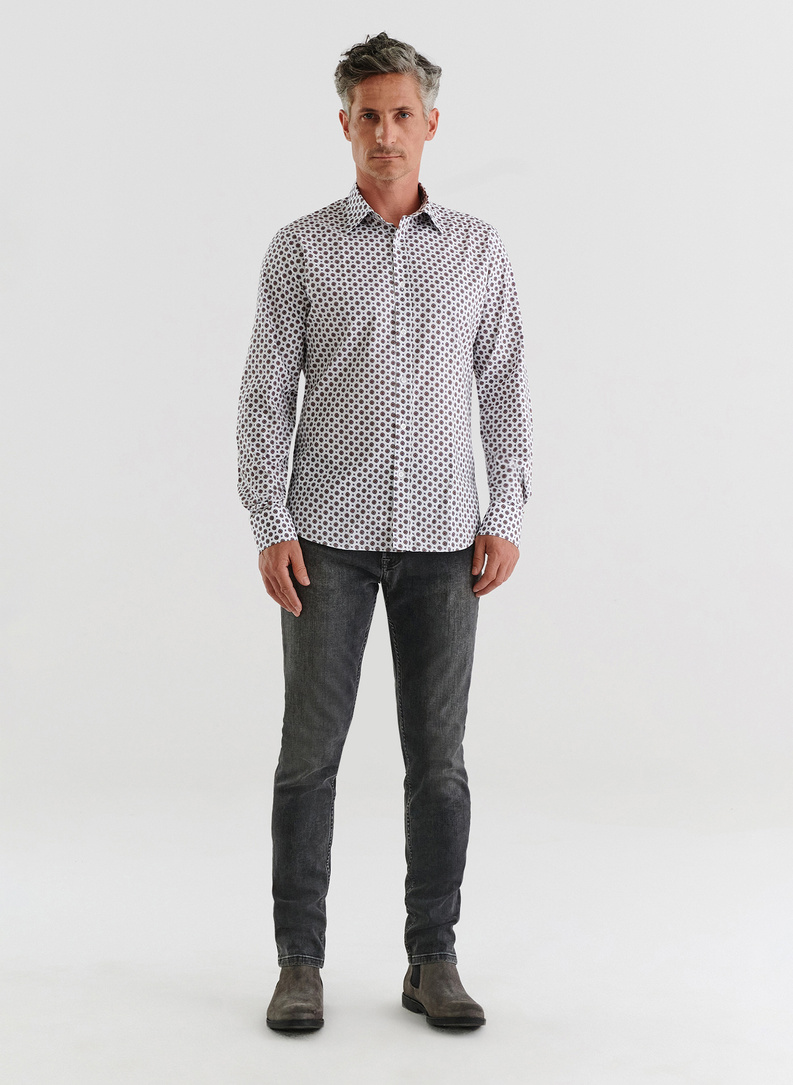 Biała koszula w wyrazisty wzór