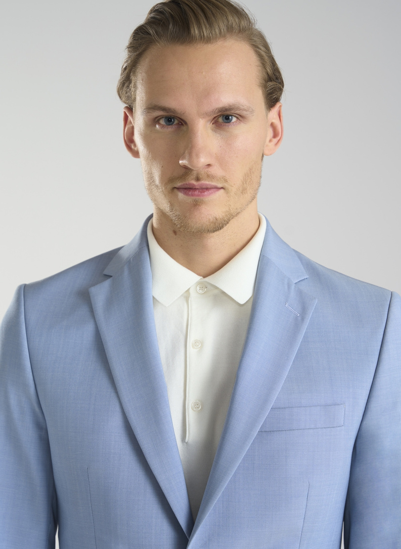 Błękitny męski garnitur