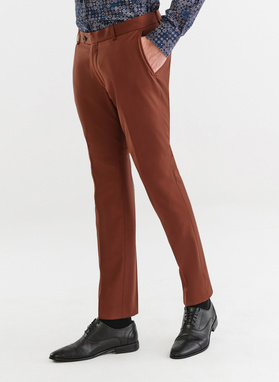 Gładki brązowy garnitur męski