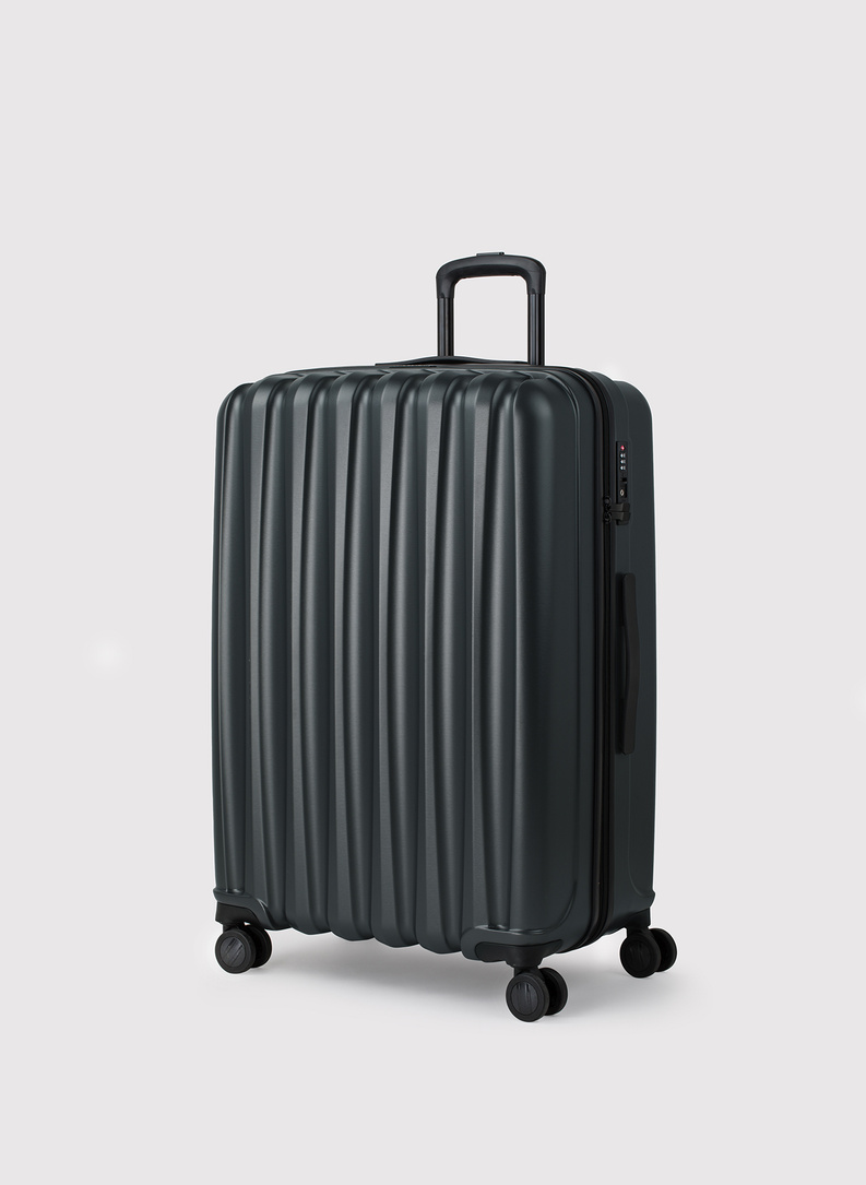 Duża czarna walizka ze żłobieniami