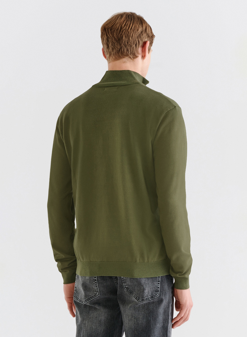 Zielony sweter z wysoką stójką zapinaną na zamek