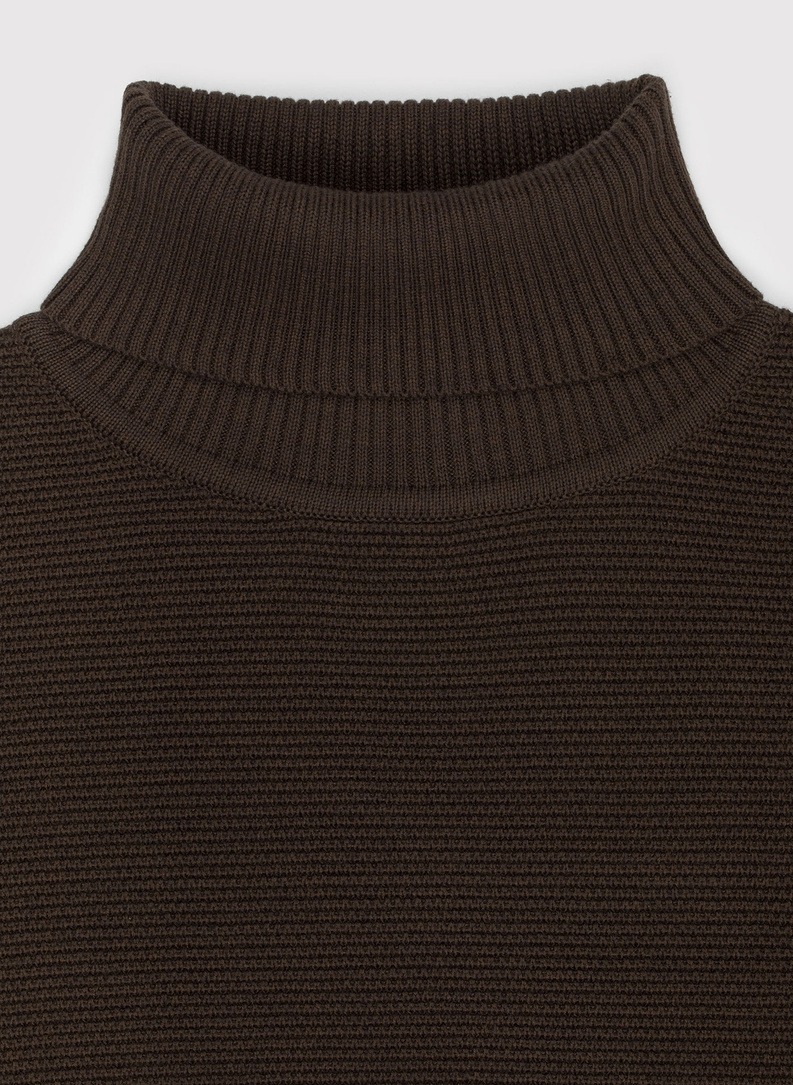 Sweter z golfem w kolorze brązowym