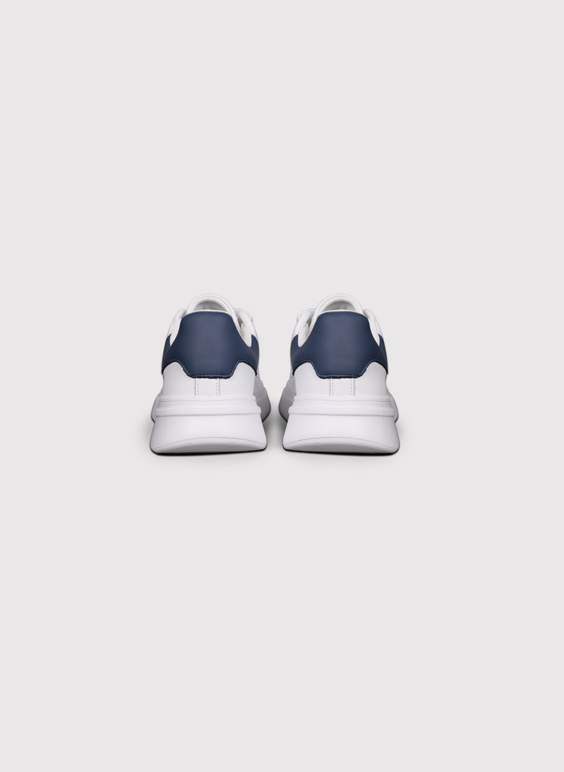 Białe sneakersy męskie z granatowym zapiętkiem
