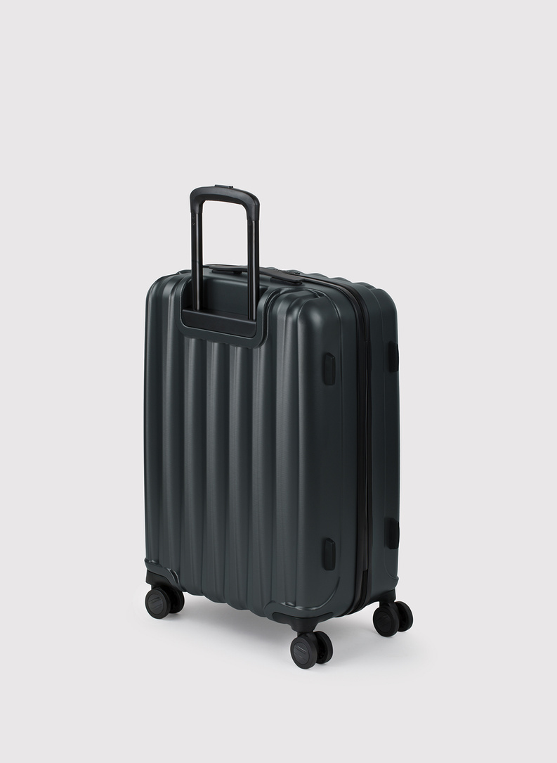 Średnia czarna walizka ze żłobieniami