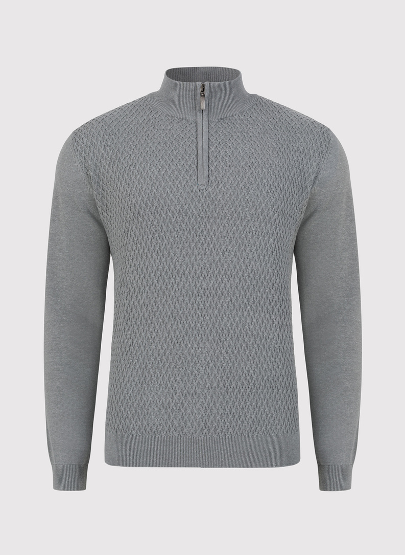 Szary sweter z wysoką stójką 