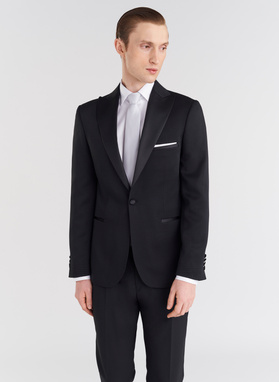 Czarny smoking z wzorzystą marynarką 