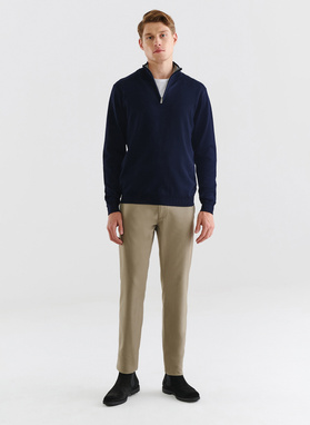 Granatowy sweter z wysoką stójką zapinaną na zamek