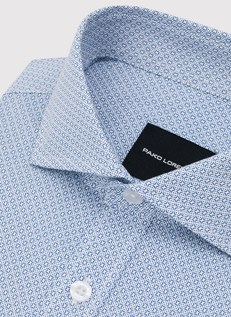 Koszula z niebieskim wzorem geometrycznym