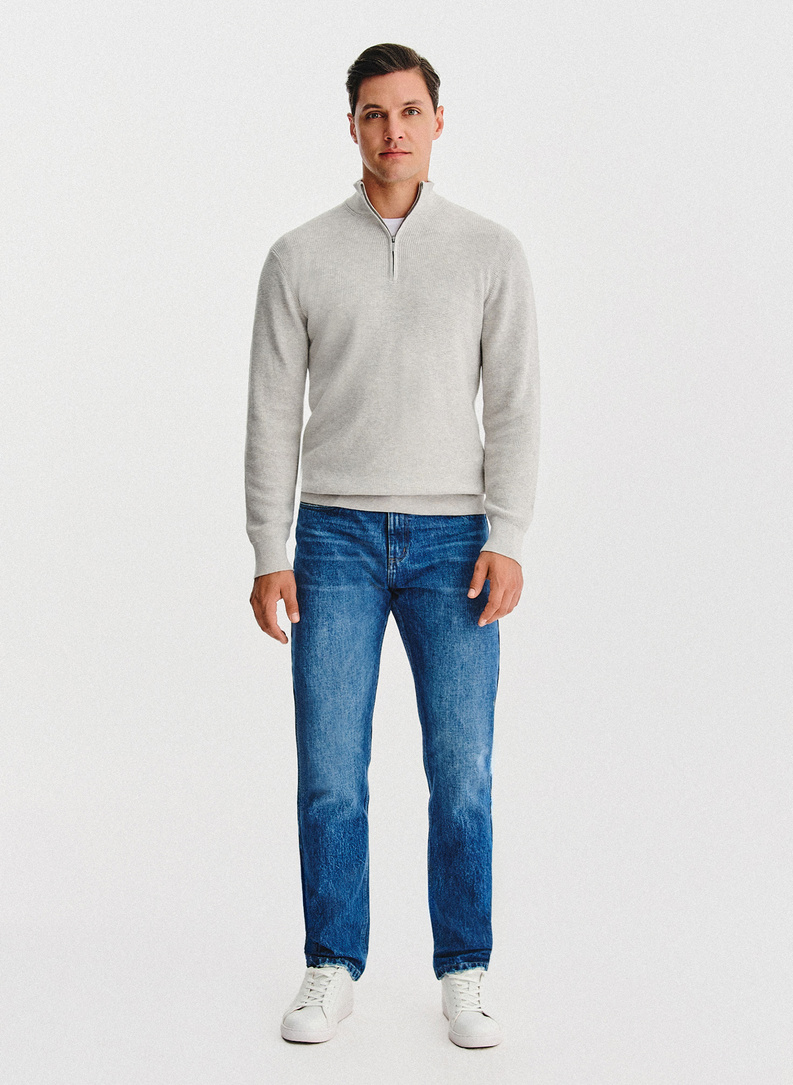 Szary sweter z rozpinaną stójką