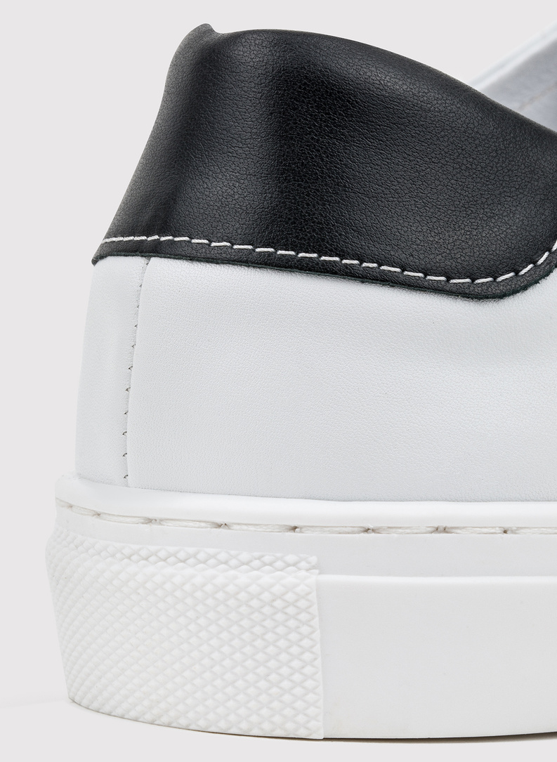 Skórzane białe sneakersy męskie z czarną wstawką