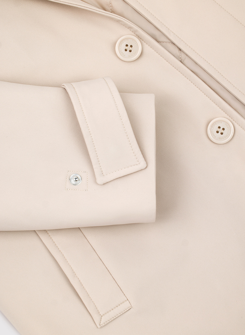 Wiosenny płaszcz męski w kolorze beżowym