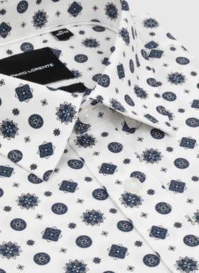 Biała koszula w niebieski wzór geometryczny