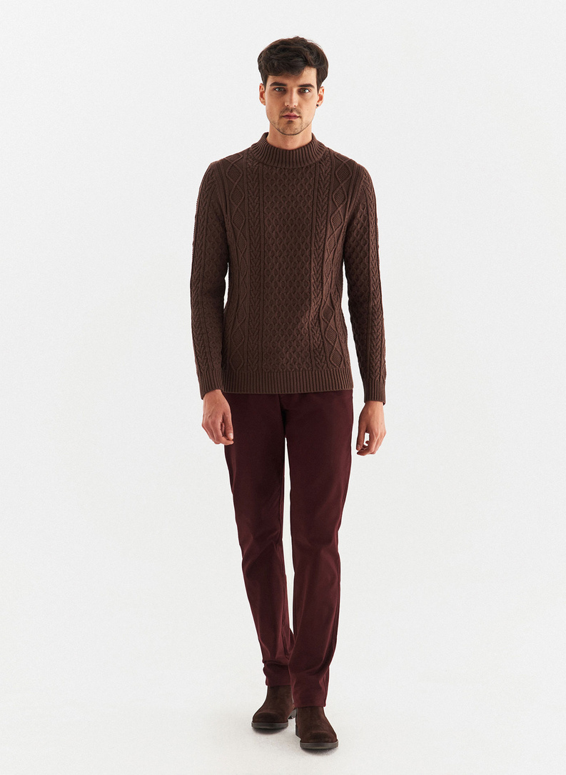 Półgolf z warkoczowym splotem w kolorze brązowym