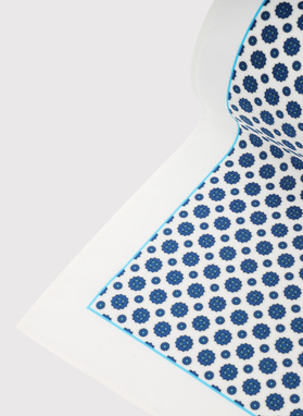 Biała poszetka w mikrowzór