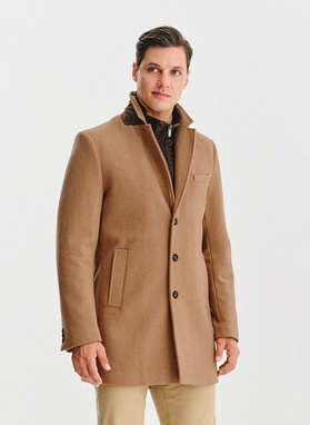 Beżowy płaszcz męski z odpinanym kołnierzem