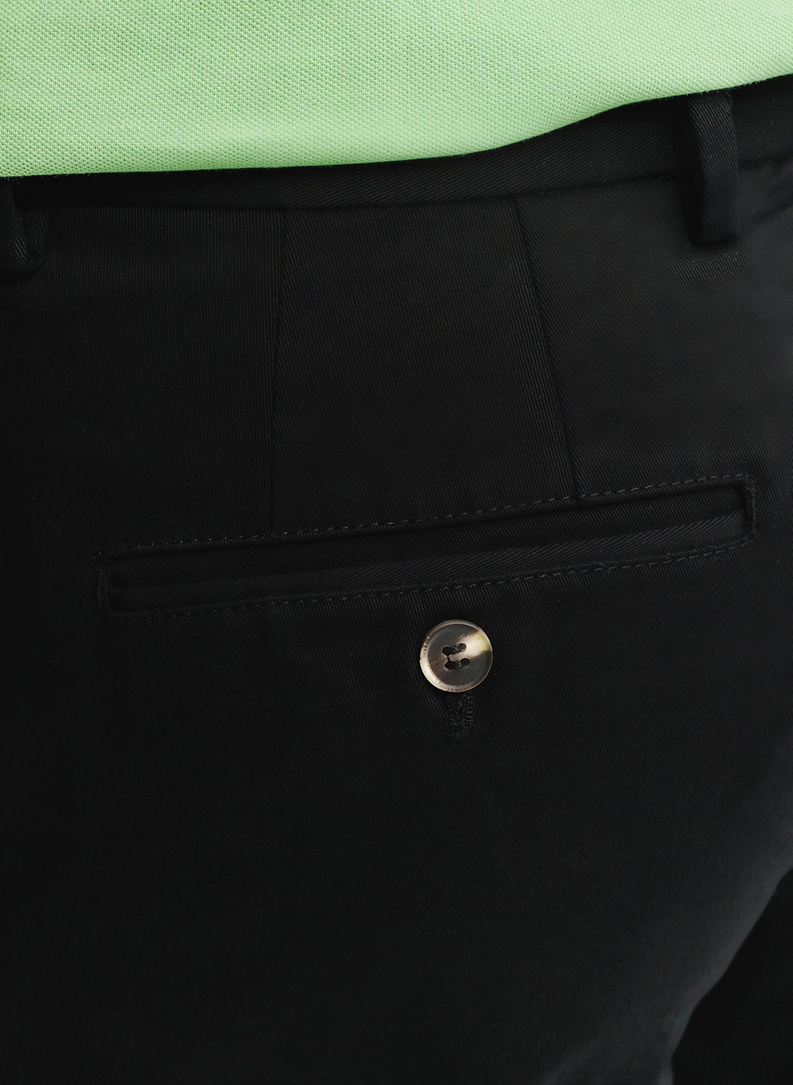 Czarne spodnie z zaszewkami