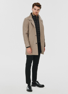 Beżowy płaszcz męski z odpinaną stójką