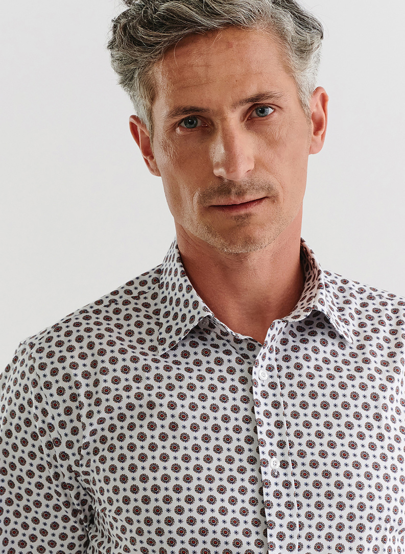 Biała koszula w wyrazisty wzór