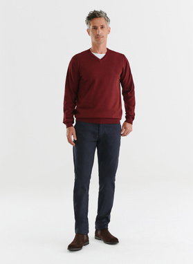 Bordowy gładki sweter męski z dekoltem w serek