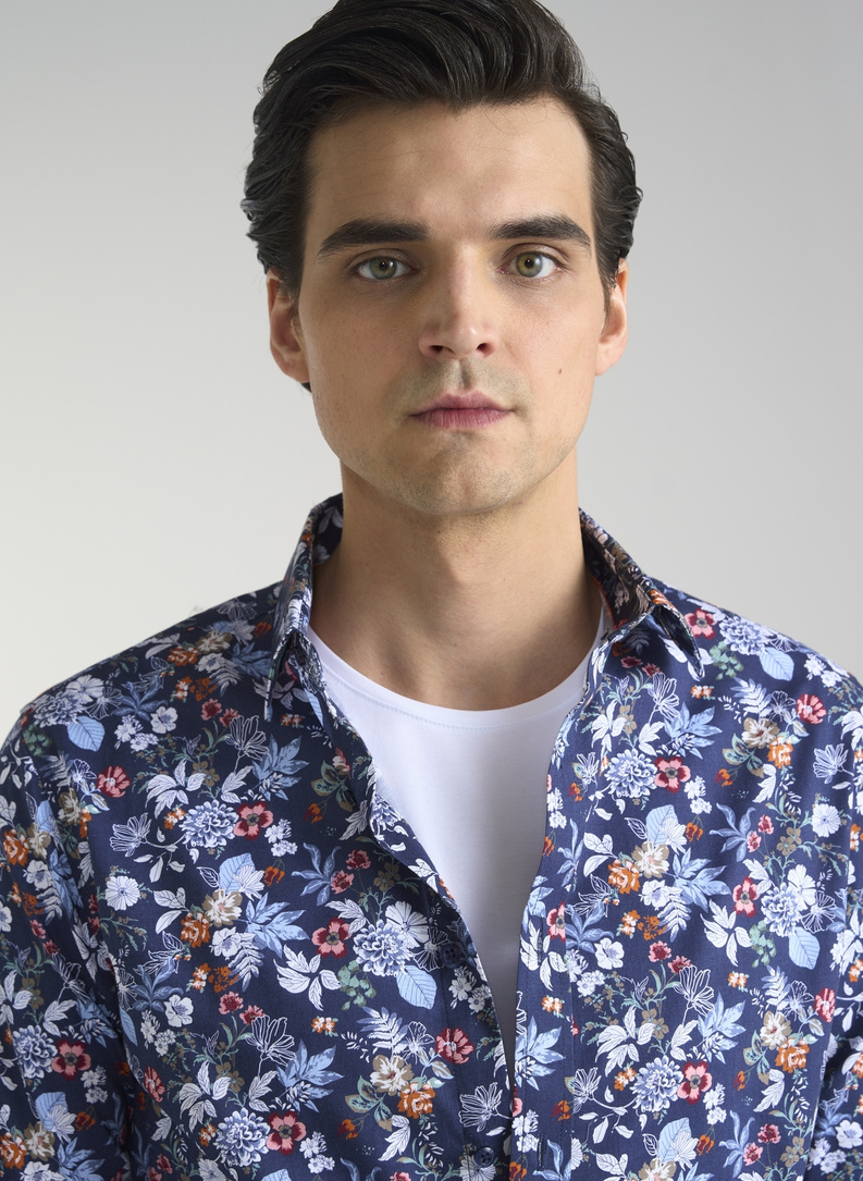 Granatowa koszula w kolorowy wzór