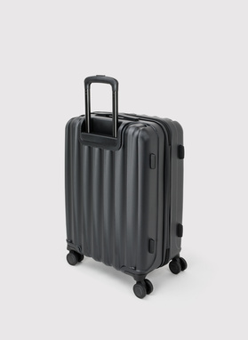 Średnia czarna walizka ze żłobieniami