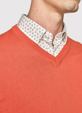 Sweter męski w kolorze pomarańczowym z dekoltem w serek