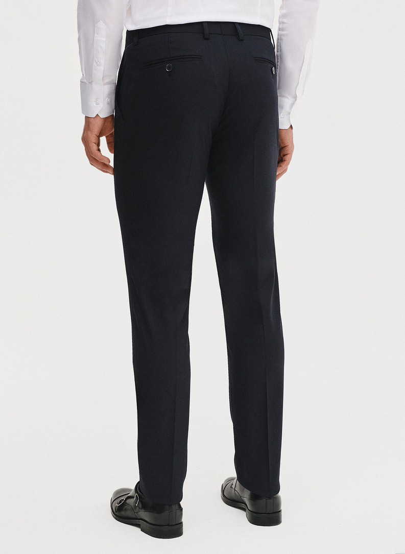 Granatowy męski garnitur